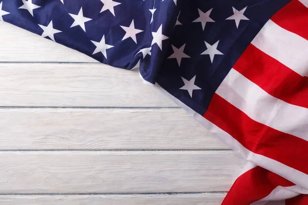 Amerikan bayrağı ahşap masanın üzerine kapatın. Anma Günü