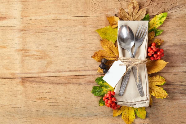 Thanksgiving Autumn Place Setting Cutlery Arrangement Colorful Fall Leaves — Stock Photo, Image