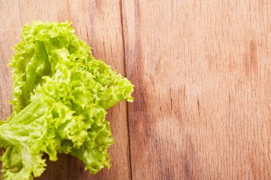 Taze yeşil salata fesleğen ile kapatın. Gıda katkı maddeleri