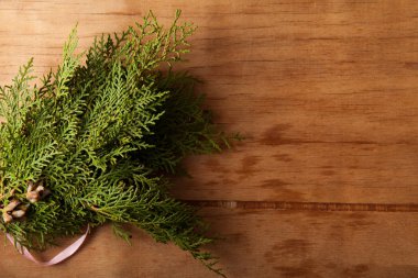 Noel arkaplanı köknar ağacı ve koyu ahşap tahta süsleme