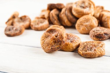 Kuru incir ahşap masanın üzerine kapatın. Gıda katkı maddeleri. Sağlık