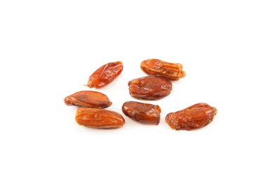 Kuru tarihler beyaz arkaplanda izole edilmiş. Üst Manzara. Düz uzanma deseni