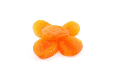 Beyaz arka planda izole edilmiş kurumuş kayısılar yığını, üst görünüm