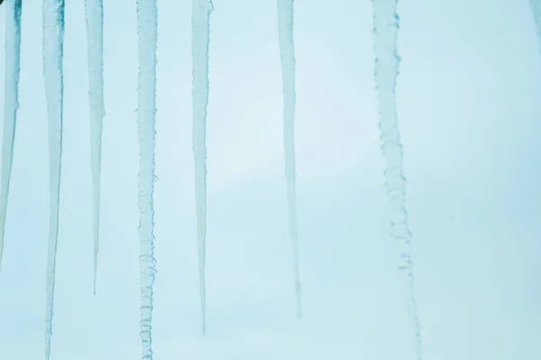 雪のドリフトと落下雪と自然の冬の背景 — ストック写真