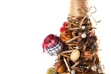 Süslenen şık Noel ağacı üzerinde izole beyaz arka plan