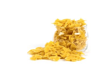 Beyaz arka plan üzerinde üstten görünüm izole fiyonk makarna kase,