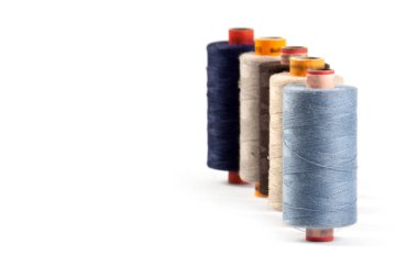 Beyaz arkaplanda renk dikiş iplikleri, üst görünüm