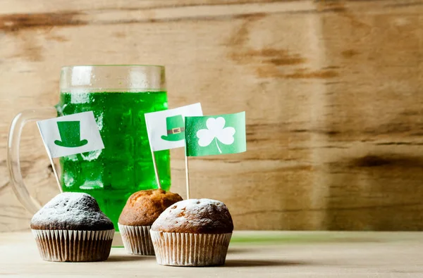 Día San Patricio Tréboles Verdes Con Vaso Helado Lleno Cerveza — Foto de Stock