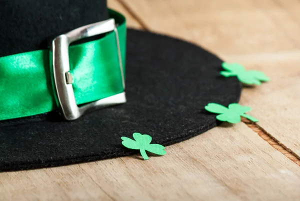 San Patrizio Bordo Laterale Giorno Trifogli Carta Uno Sfondo Legno — Foto Stock