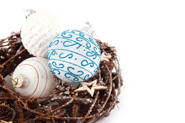 Couronne Noël Avec Décorations Isolées Sur Fond Blanc — Photo