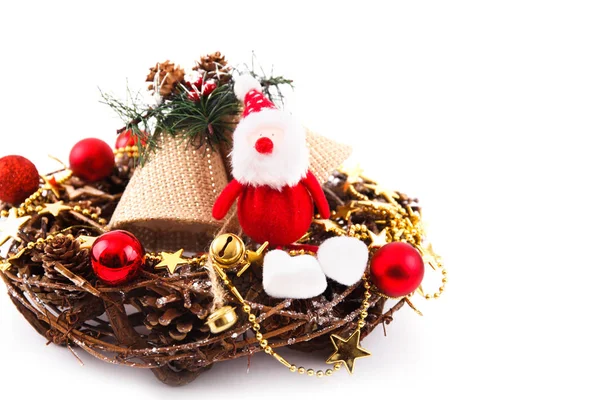 Couronne Noël Avec Décorations Isolées Sur Fond Blanc — Photo