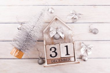 Noel kompozisyonu. Noel hediyesi, örgü battaniye, çam kozalakları, tahta beyaz arka planda köknar dalları. Düz konum, üst görünüm, kopyalama alanı
