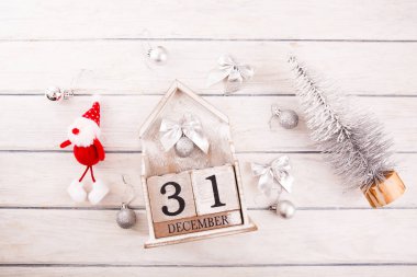 Noel kompozisyonu. Noel hediyesi, örgü battaniye, çam kozalakları, tahta beyaz arka planda köknar dalları. Düz konum, üst görünüm, kopyalama alanı