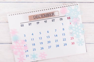 Noel kompozisyonu. Noel hediyesi, örgü battaniye, çam kozalakları, tahta beyaz arka planda köknar dalları. Düz konum, üst görünüm, kopyalama alanı