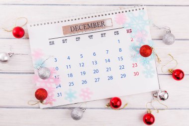 Noel kompozisyonu. Noel hediyesi, örgü battaniye, çam kozalakları, tahta beyaz arka planda köknar dalları. Düz konum, üst görünüm, kopyalama alanı