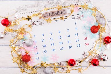 Noel kompozisyonu. Noel hediyesi, örgü battaniye, çam kozalakları, tahta beyaz arka planda köknar dalları. Düz konum, üst görünüm, kopyalama alanı