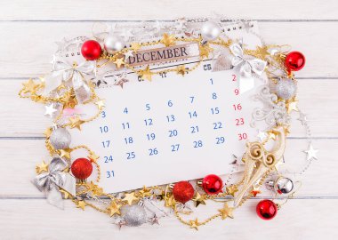 Noel kompozisyonu. Noel hediyesi, örgü battaniye, çam kozalakları, tahta beyaz arka planda köknar dalları. Düz konum, üst görünüm, kopyalama alanı