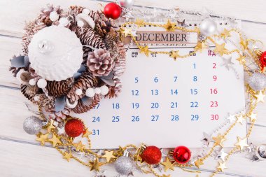 Noel kompozisyonu. Noel hediyesi, örgü battaniye, çam kozalakları, tahta beyaz arka planda köknar dalları. Düz konum, üst görünüm, kopyalama alanı