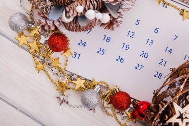 Noel kompozisyonu. Noel hediyesi, örgü battaniye, çam kozalakları, tahta beyaz arka planda köknar dalları. Düz konum, üst görünüm, kopyalama alanı