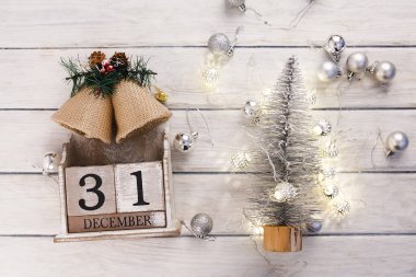 Noel kompozisyonu. Noel hediyesi, örgü battaniye, çam kozalakları, tahta beyaz arka planda köknar dalları. Düz konum, üst görünüm, kopyalama alanı