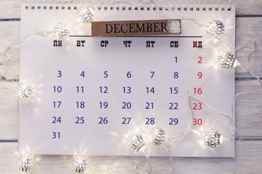 Noel kompozisyonu. Noel hediyesi, örgü battaniye, çam kozalakları, tahta beyaz arka planda köknar dalları. Düz konum, üst görünüm, kopyalama alanı