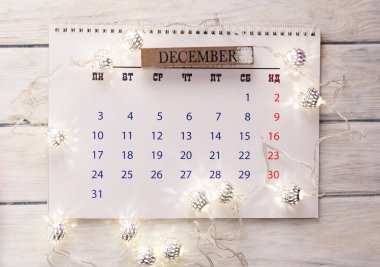 Noel kompozisyonu. Noel hediyesi, örgü battaniye, çam kozalakları, tahta beyaz arka planda köknar dalları. Düz konum, üst görünüm, kopyalama alanı