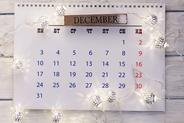 Noel kompozisyonu. Noel hediyesi, örgü battaniye, çam kozalakları, tahta beyaz arka planda köknar dalları. Düz konum, üst görünüm, kopyalama alanı