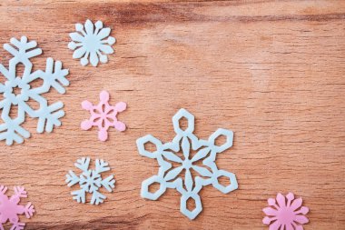Ahşap masa üzerinde kar tanesi. Noel arka plan. Üstten görünüm