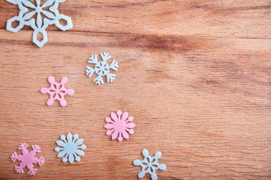 Ahşap masa üzerinde kar tanesi. Noel arka plan. Üstten görünüm