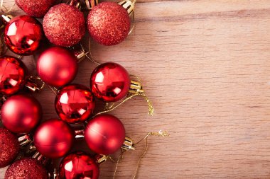 Ahşap masa üzerinde kırmızı Noel top. Yeni Yılınız Kutlu Olsun