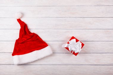 Hediye kutusu ahşap masa ile Noel Baba şapkası. Noel arka plan. Metin için yer