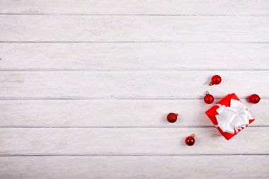 Hediye kutusu ile Noel dekorasyonu ahşap masa kopya alanı ile