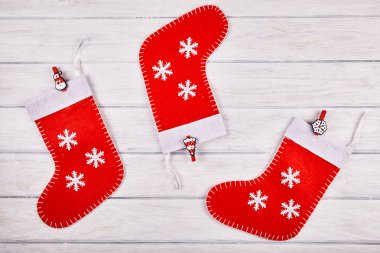 Beyaz ahşap masa üzerinde kırmızı Noel önyükleme. Metin için yer