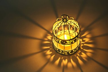 Yanan Mum ve Christmas dekorasyon kar ve ahşap arka plan, şenlikli ruh hali ile zarif düşük anahtar atış