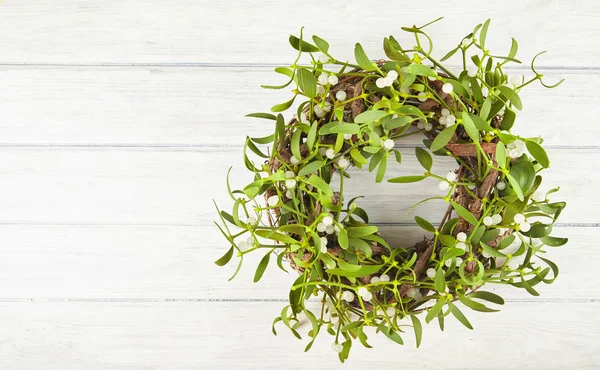 Besen Aus Grüner Mistel Auf Holztisch Natur Hintergrund Weihnachtspflanze — Stockfoto