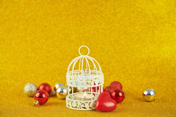 Brandende Kaars Kerstdecoratie Sneeuw Houten Achtergrond Elegante Low Key Schot — Stockfoto