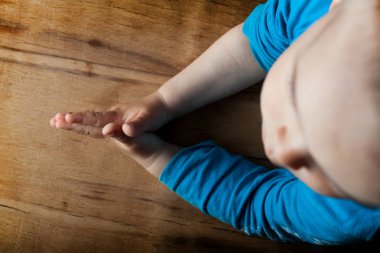 Bir genç adam ahşap Resepsiyon arka plan üzerinde dua eller.