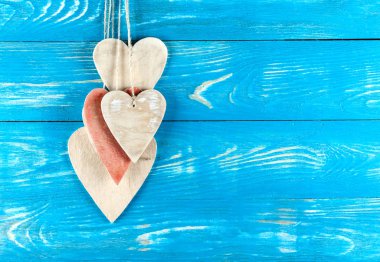 Ahşap ahşap arka plan üzerinde kalp. Sevgililer arka plan