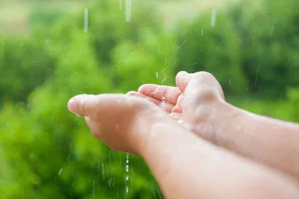 Deszcz Spada Rękę Mężczyzny Jest Pierwszym Deszczu Tym Roku Mokre — Zdjęcie stockowe