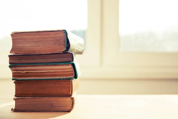 Bücher Stapeln Auf Einem Holztisch Bildungskonzept — Stockfoto