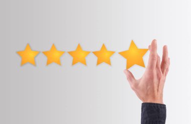 5 Star Rating vererek el istemci tarafından müşteri deneyimi kavramı, memnuniyeti için en mükemmel hizmet sunmak