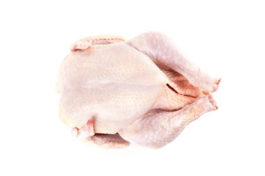 Beyaz arka plan üzerinde izole çiğ tavuk karkas. Çiğ et
