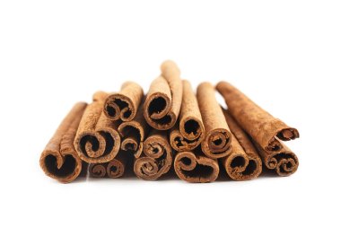 Tarçın çubukları beyaz arkaplanda izole