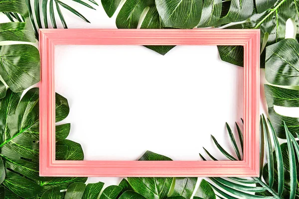 Layout creativo fatto di foglie tropicali con cornice vintage . — Foto Stock