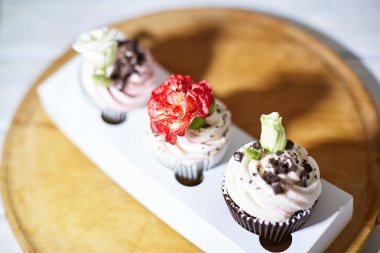 Beyaz ahşap bir masa üzerinde lezzetli kek