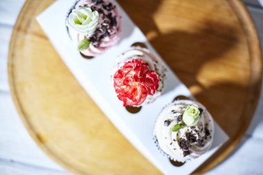 Beyaz ahşap bir masa üzerinde lezzetli kek