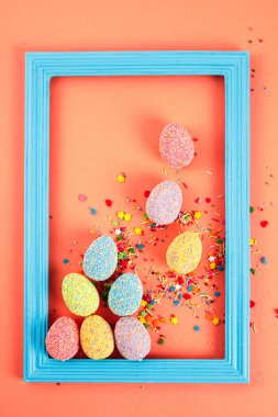 Çerçeve ile renkli yumurta