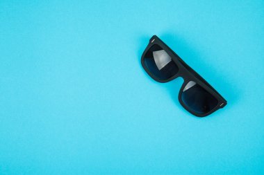 renk arkaplan üzerinde güneş gözlüğü