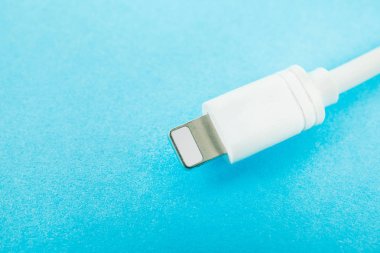 Mavi arka planda şarj kablosu