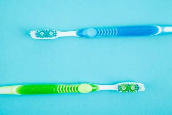Tannbørste på blå bakgrunn – stockfoto